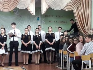 ,,Vâslesc cocori în depărtări cu dor/ Revin elevii azi la şcoala lor…,,